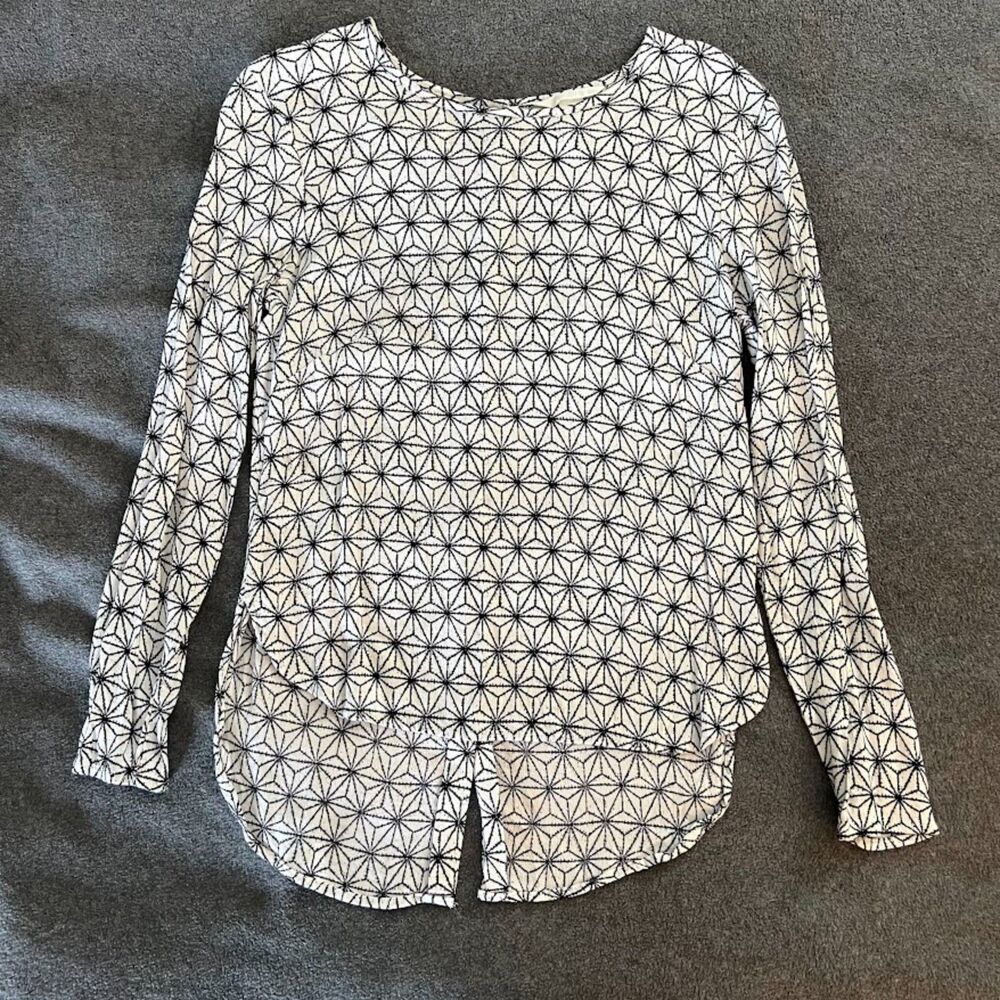 H&M Women's Top Black White Geometric Long Sleeved Blouse High-Low Hem, 6